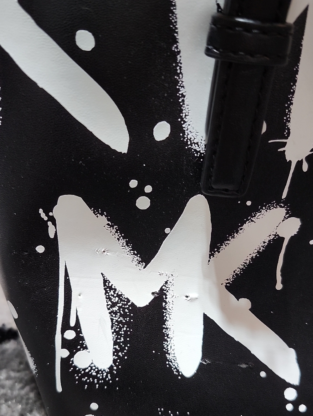 MICHAEL KORS NEW YORK CITY BLK & WHITE GRAFFITI LOGO PRINT XS MINI CROSSBODY BAG - Picture 4 of 16